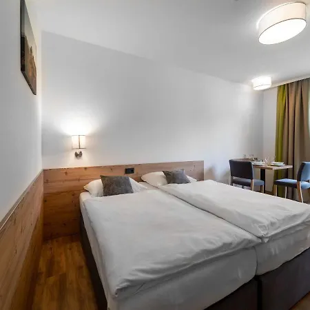Chalet Spacious With Sauna Saalbach-Hinterglemm